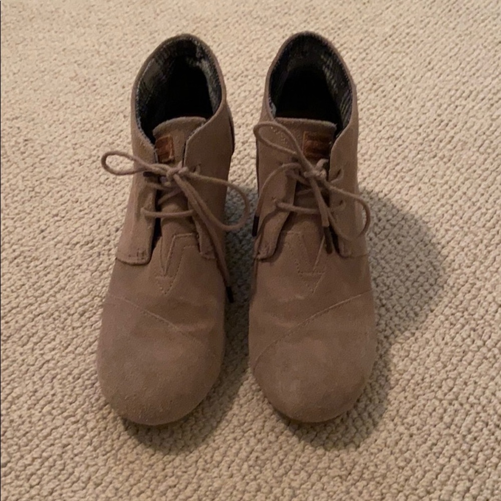 Tom’s desert taupe wedge booties